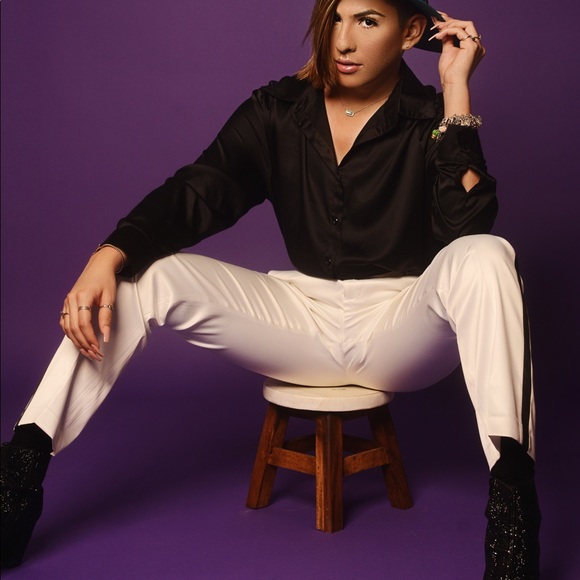 Meet your Posher, Derrick - Picture 2 of 4